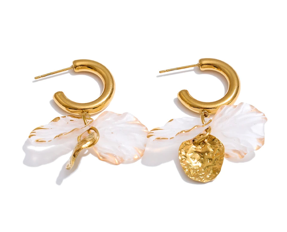 Resin flower geometric earrings in gold-plated stainless steel with resin.
