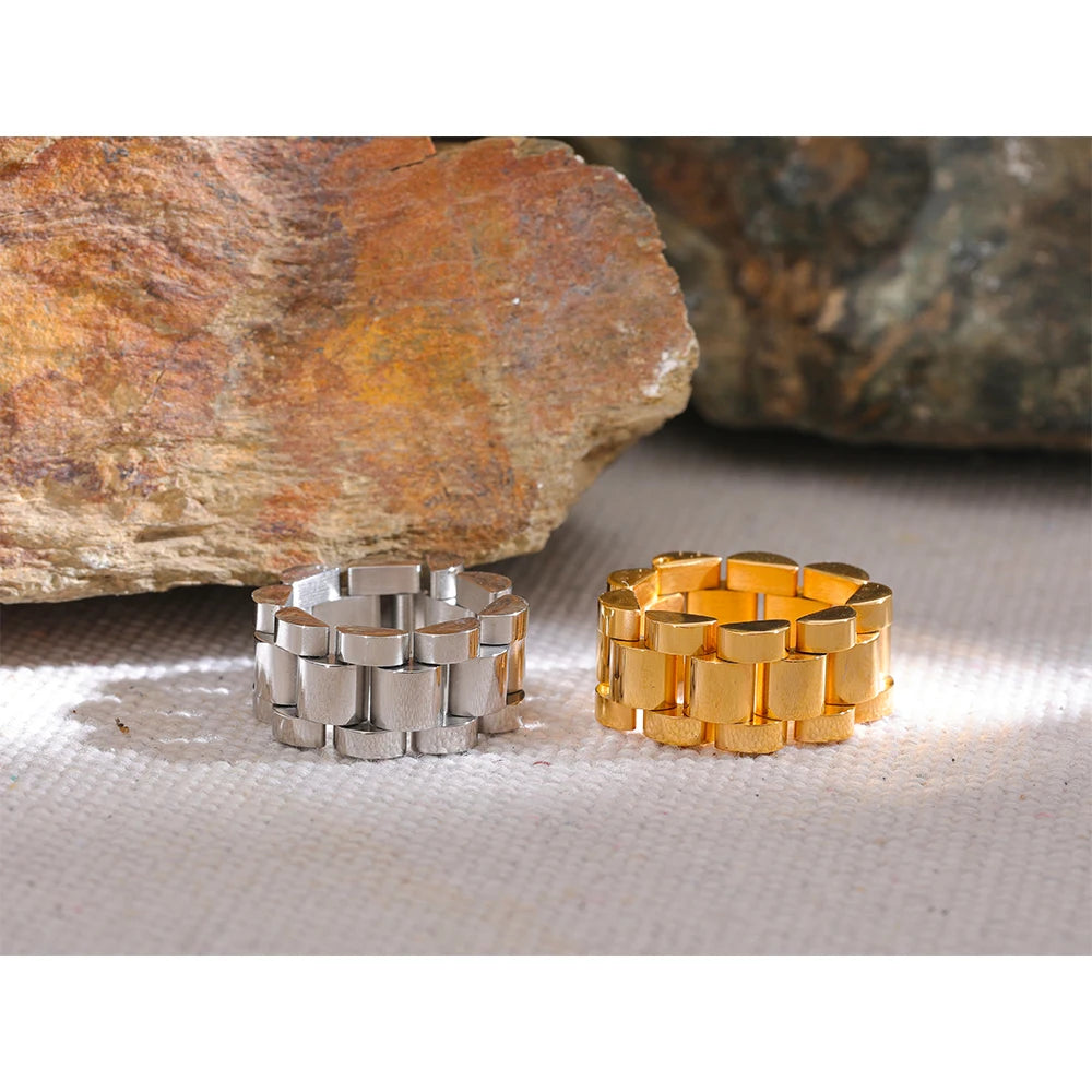 Geometric chain ring in gold-plated stainless steel.