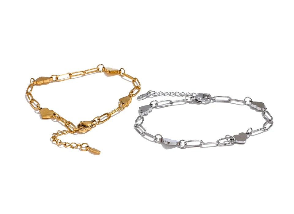 Heart chain necklace in gold-plated stainless steel.