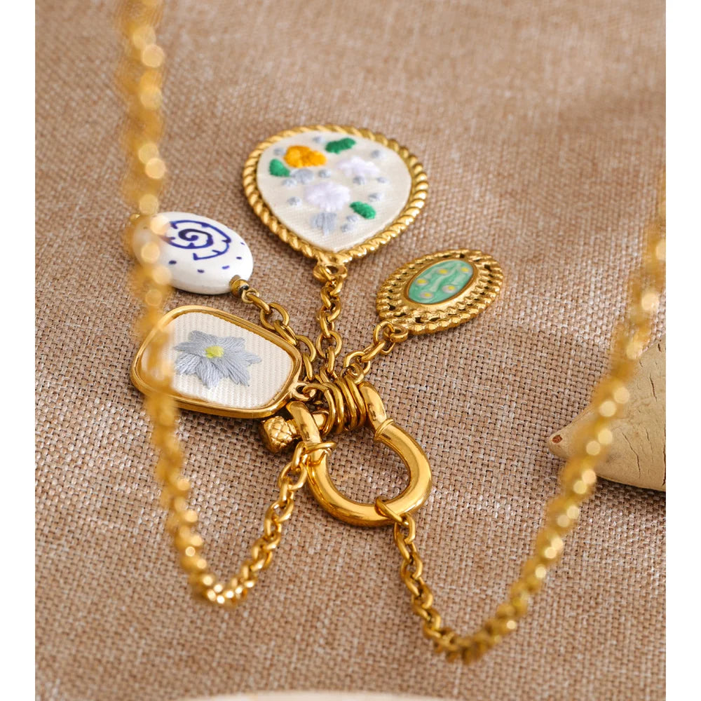 Flower necklace in gold-plated stainless steel.