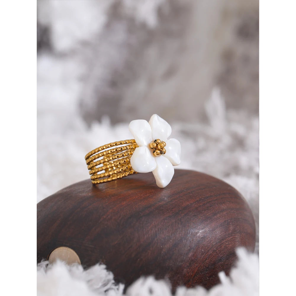 Shell flower ring in 18K gold-plated stainless steel with shell.