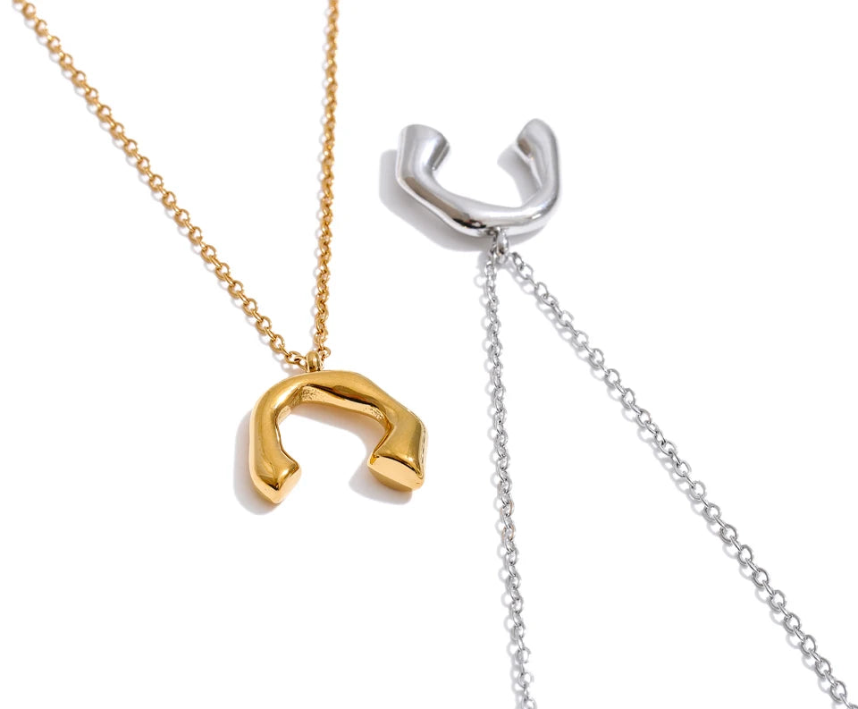 Minimalist geometric necklace in gold-plated stainless steel.