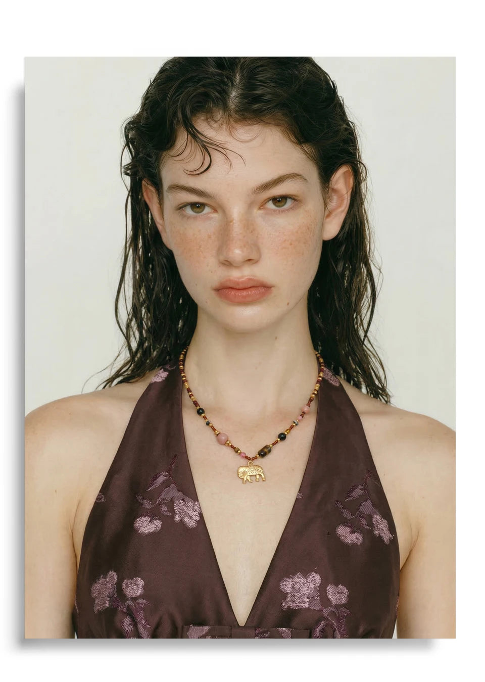 Natural stone beaded chain necklace in gold-plated stainless steel with natural stone.