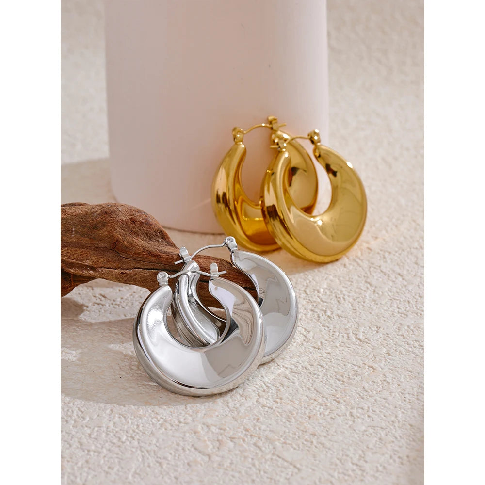 Minimalist geometric earrings in gold-plated stainless steel.
