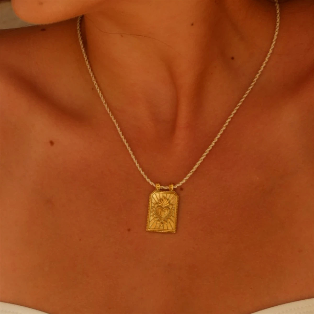 Minimally colored heart tarot card pendant necklace, women's collarbone chain, gold-plated and color preserving