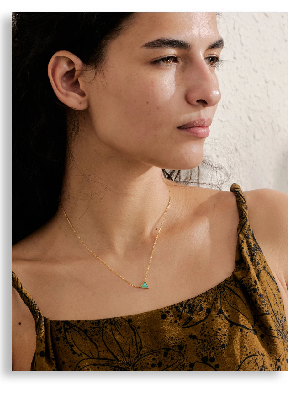 Natural stone geometric necklace in gold-plated stainless steel with natural stone.