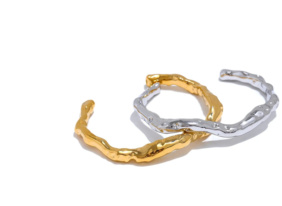 Hammered minimalist geometric bracelet in gold-plated stainless steel.