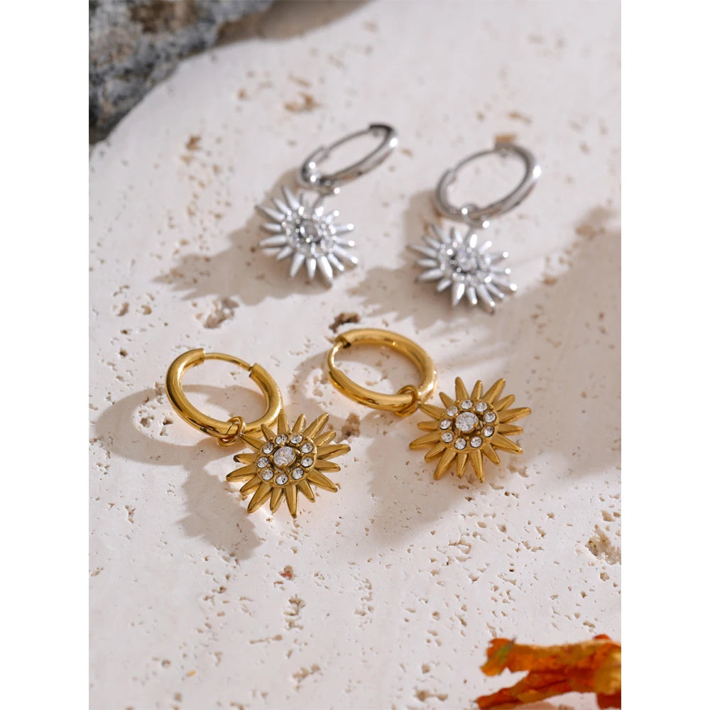 Cubic zirconia sun geometric earrings in gold-plated stainless steel with cubic zirconia.