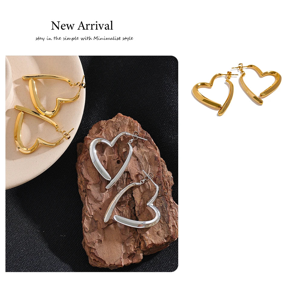 Heart minimalist earrings in gold-plated stainless steel.