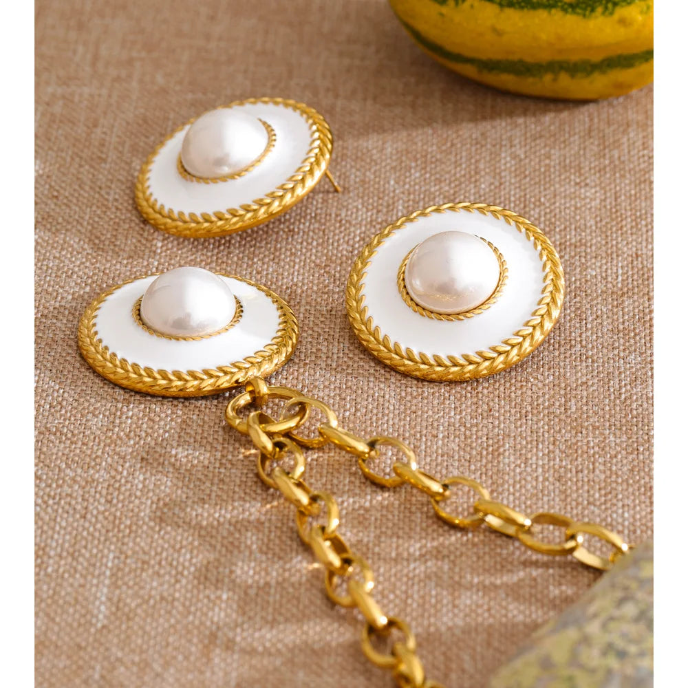 Pearl coin geometric earrings in gold-plated stainless steel with pearl.