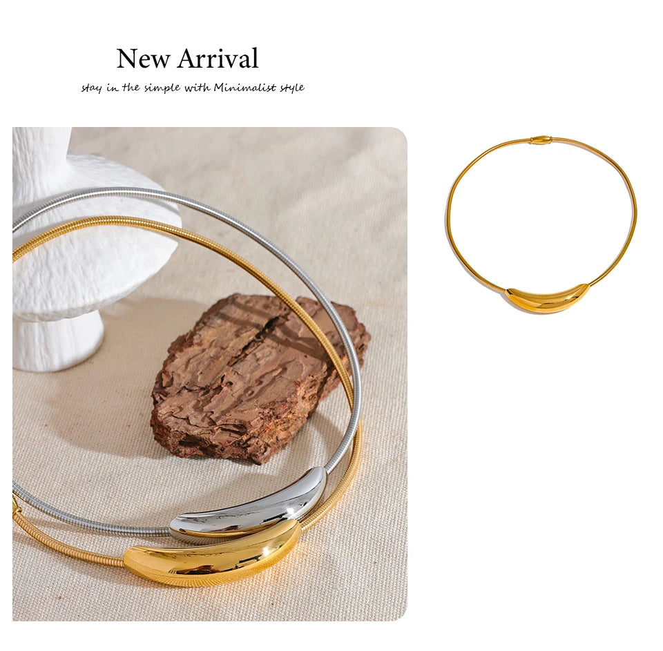 Geometric chain necklace in gold-plated stainless steel.
