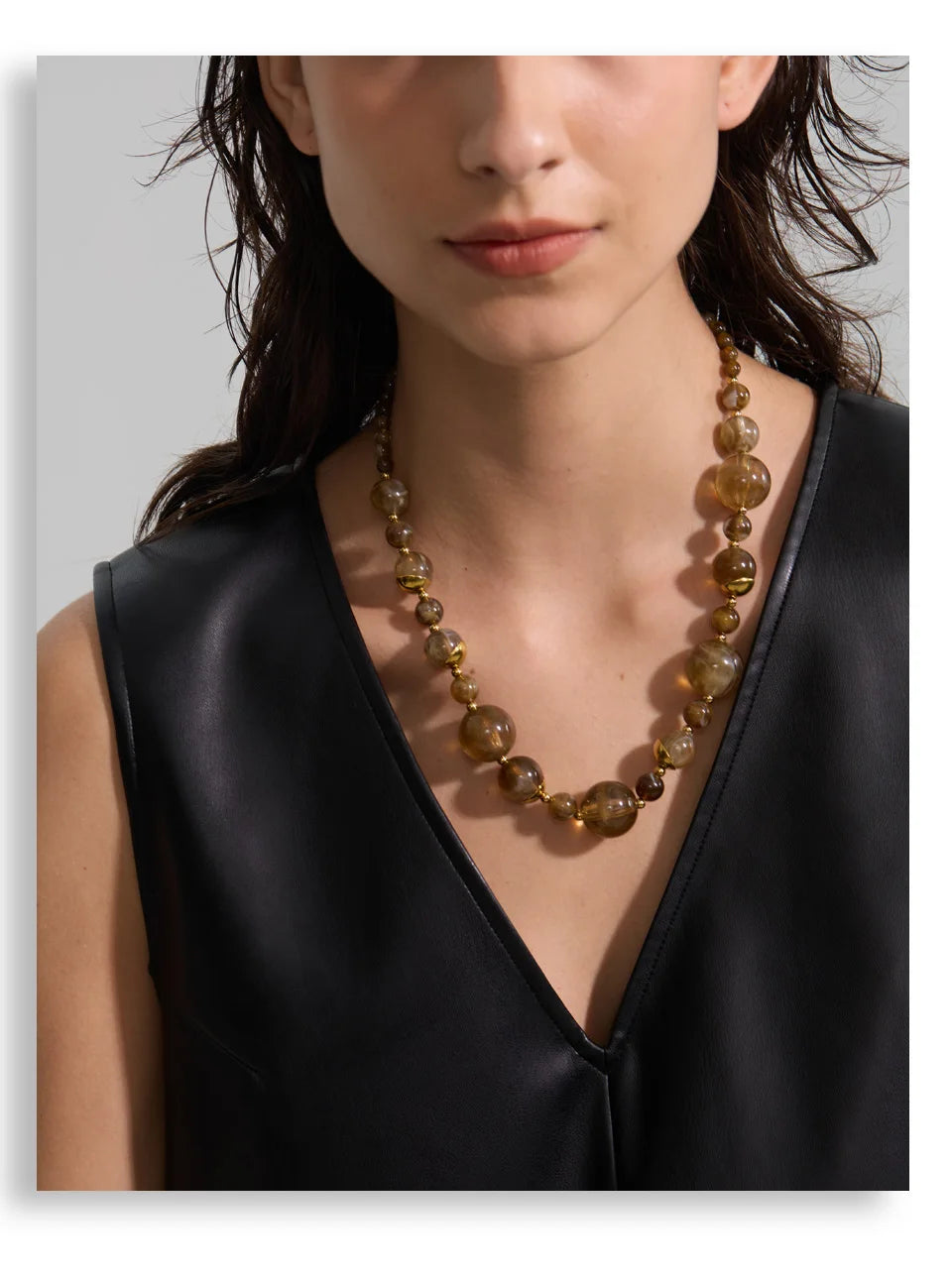 Pearl resin acrylic necklace in gold-plated stainless steel with pearl and resin.