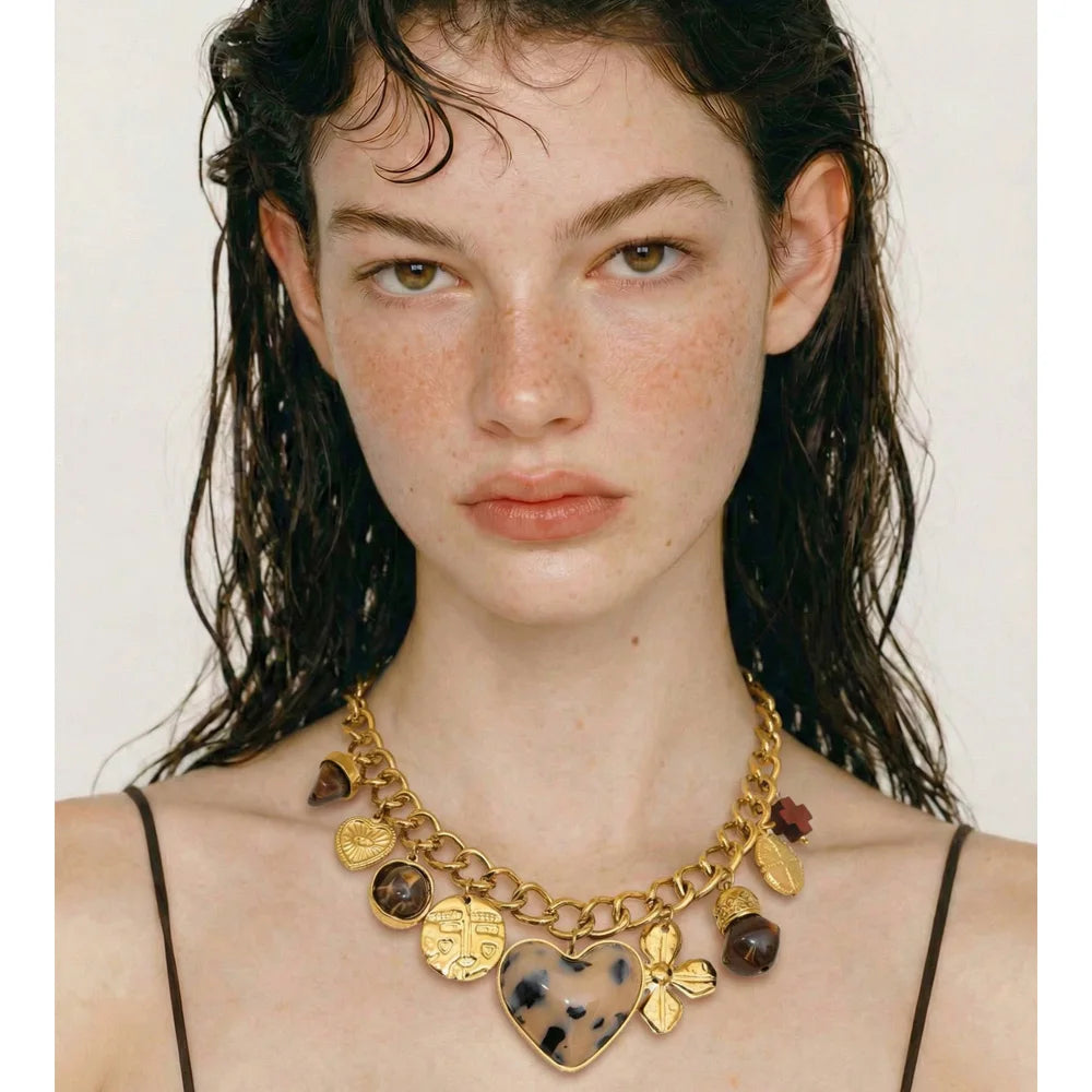 Resin heart flower necklace in gold-plated stainless steel with resin.