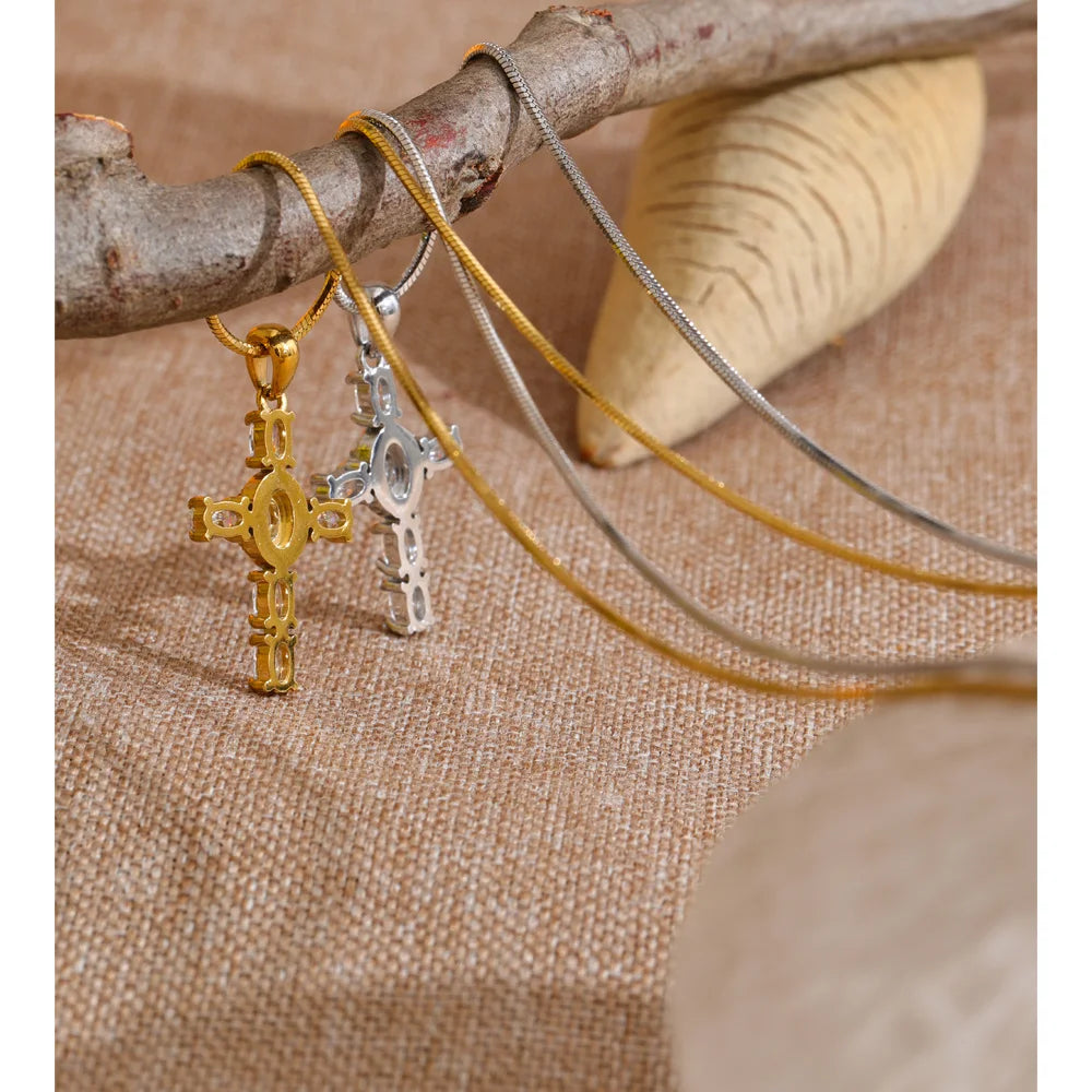 Cubic zirconia cross necklace in gold-plated stainless steel with cubic zirconia.