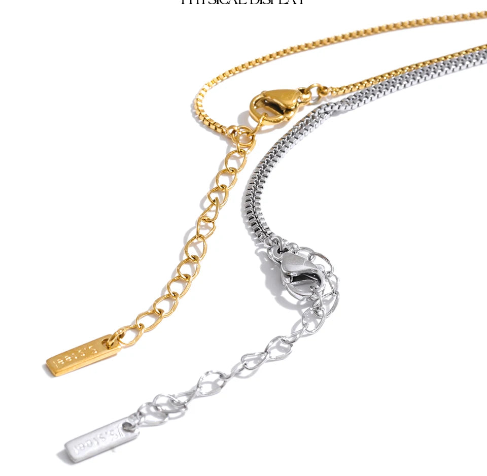Geometric necklace in gold-plated stainless steel.