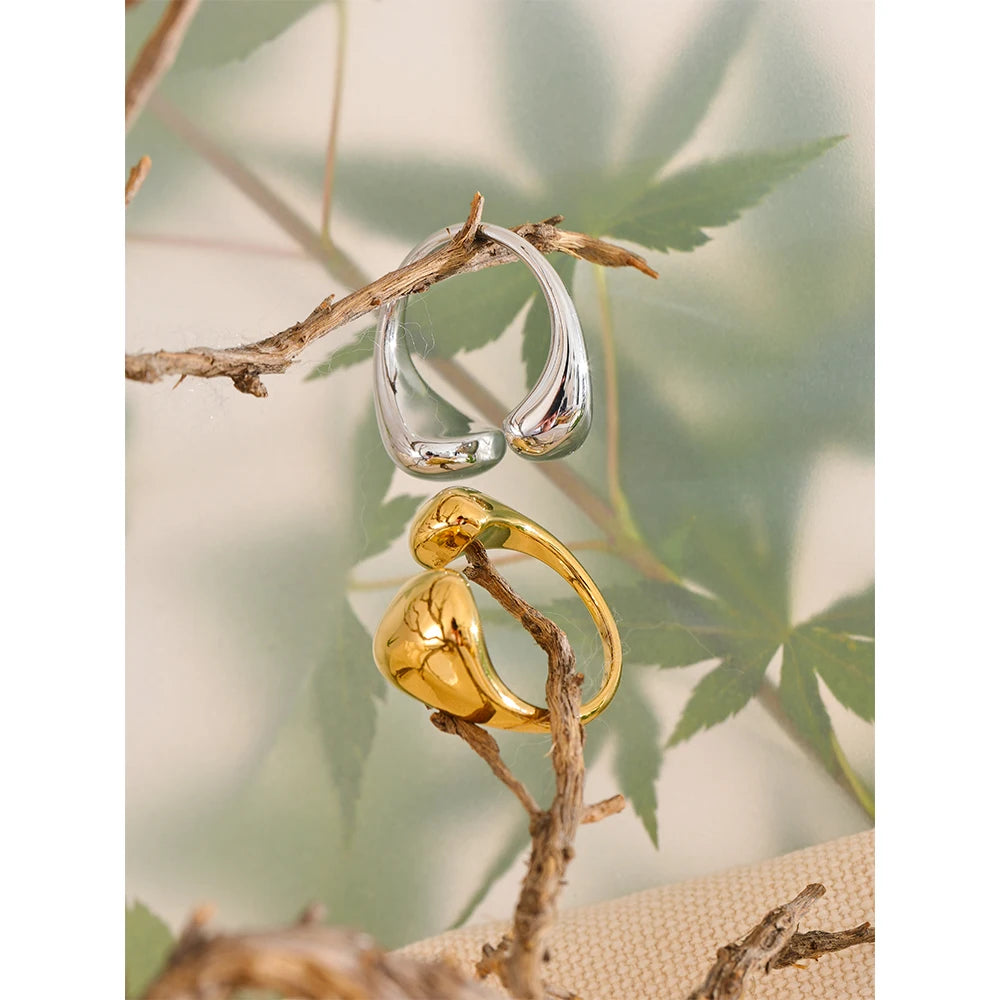 Minimalist geometric ring in gold-plated stainless steel.