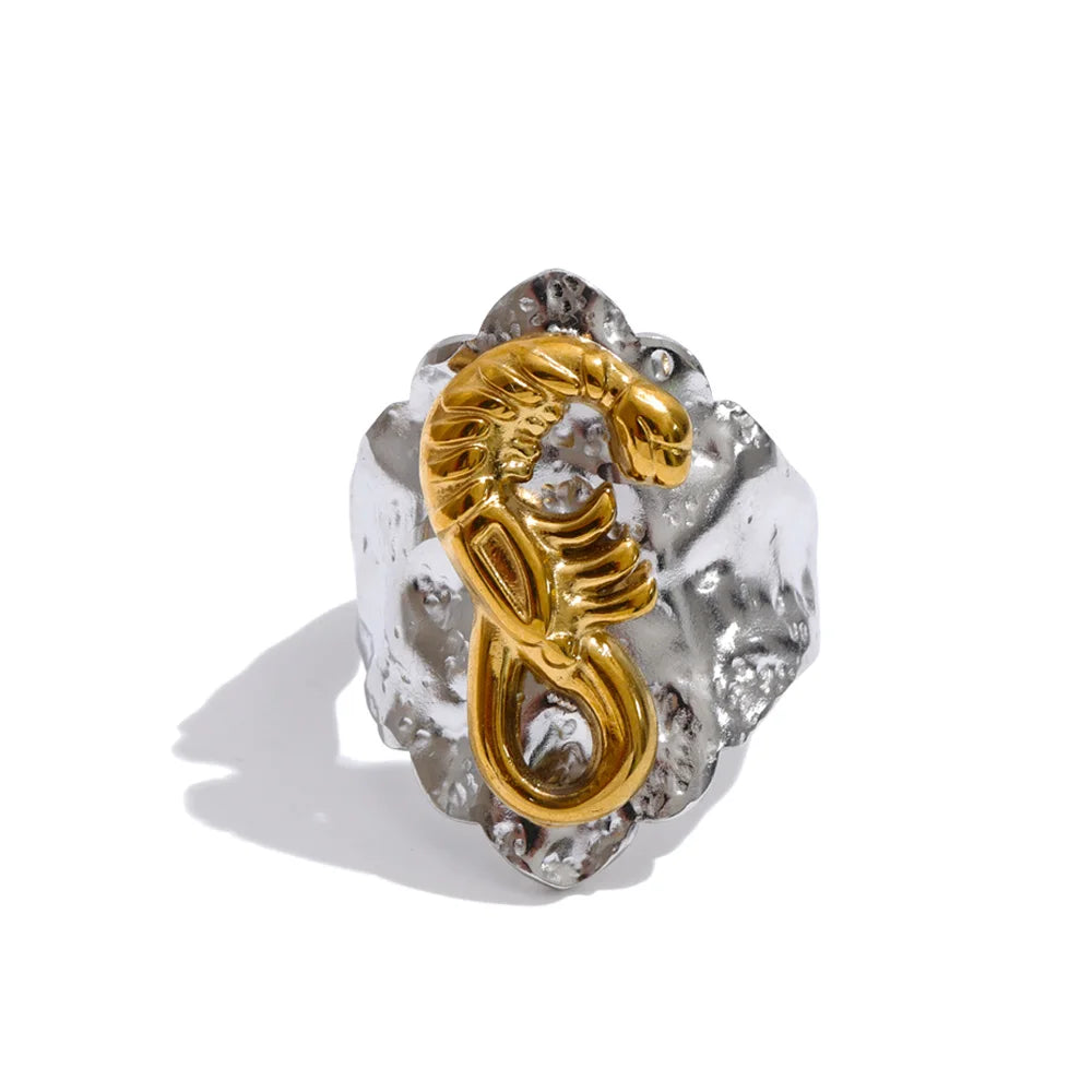 Shell star geometric ring in 18K gold-plated stainless steel with shell.