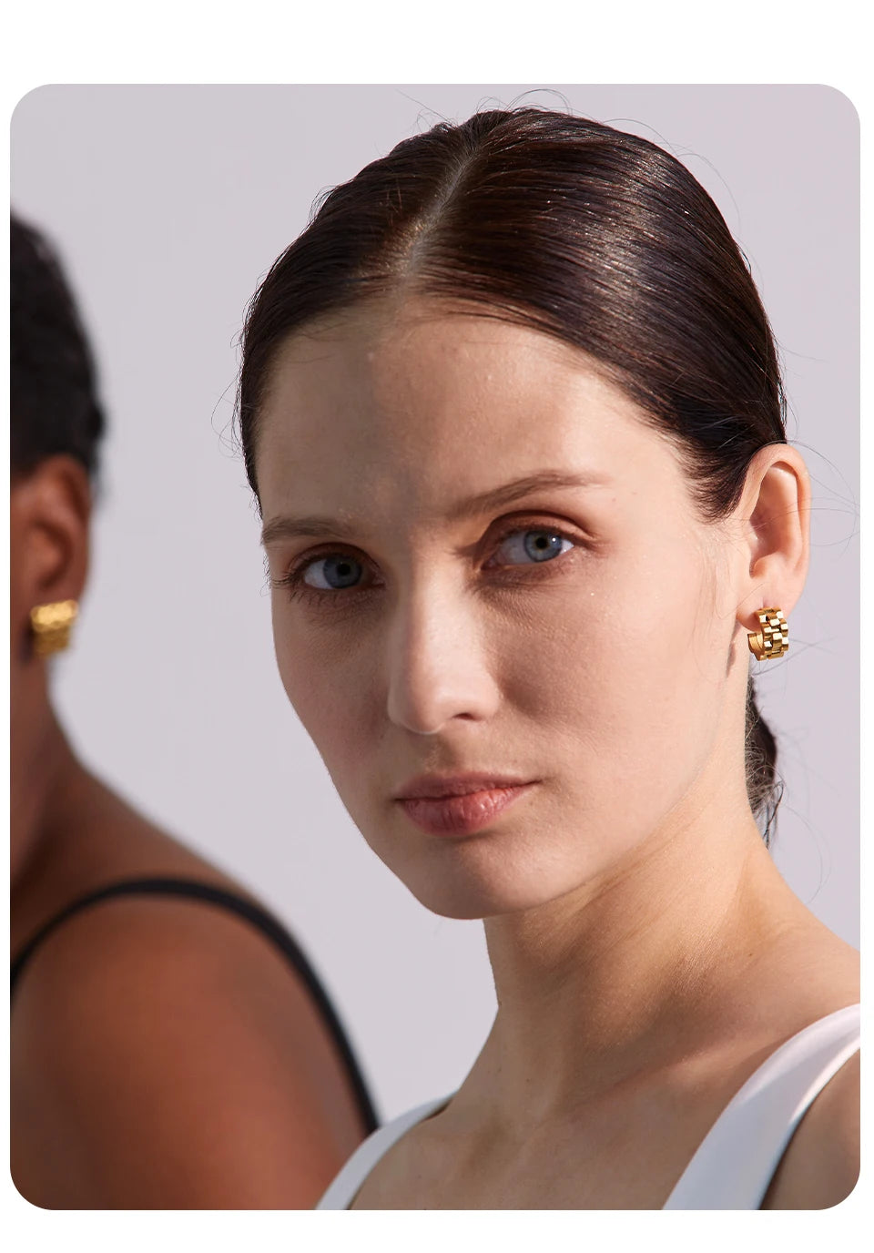 Hammered geometric earrings in 18K gold-plated stainless steel.