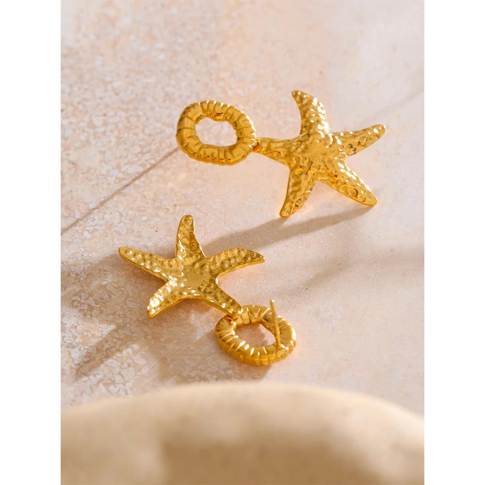 Star earrings in gold-plated stainless steel.