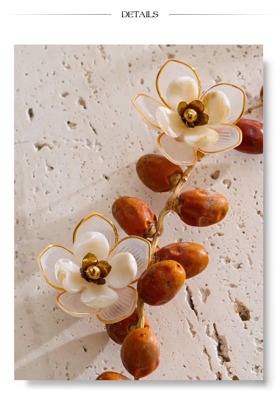 Resin flower earrings in gold-plated stainless steel with resin.