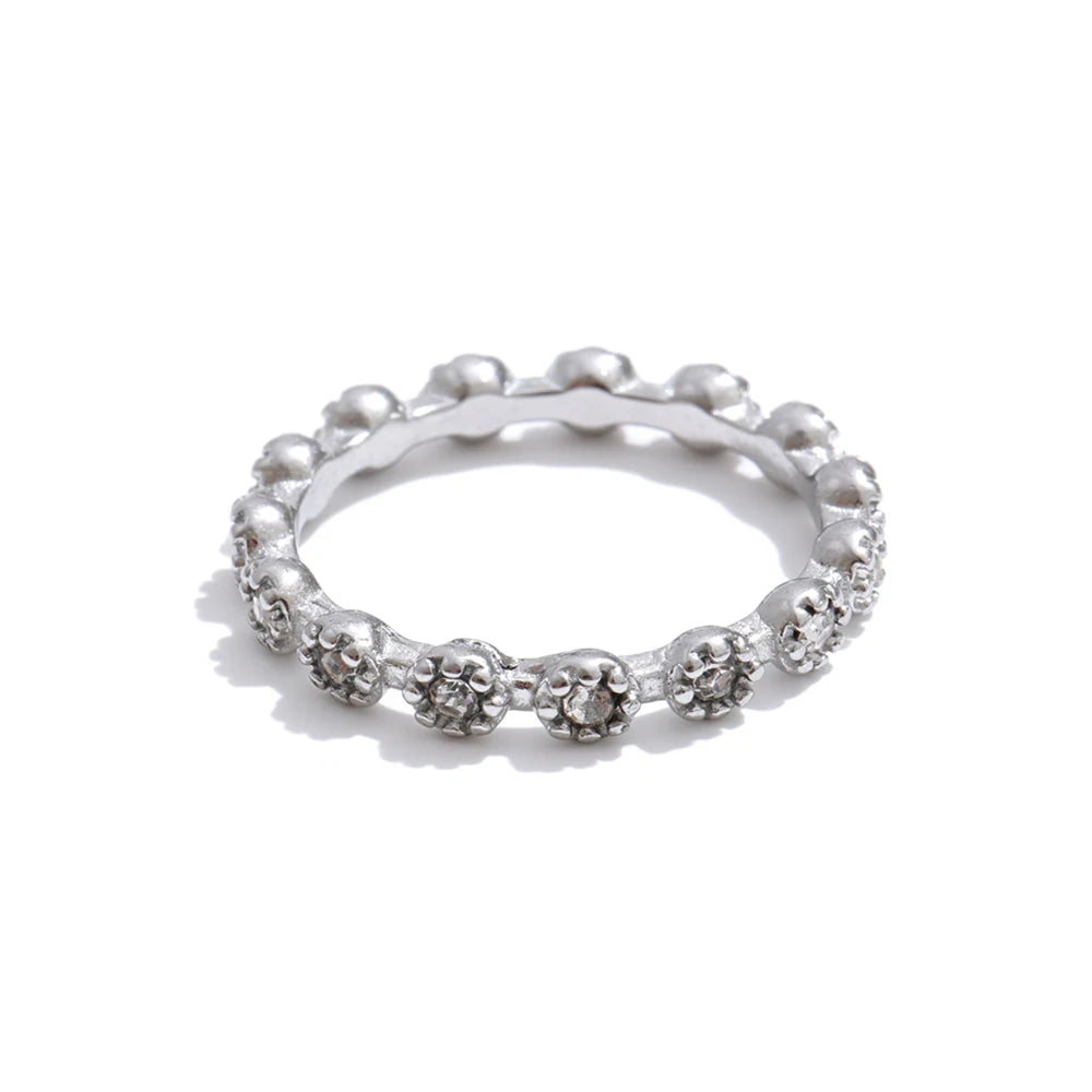 Cubic zirconia flower geometric ring in 18K gold-plated stainless steel with cubic zirconia.