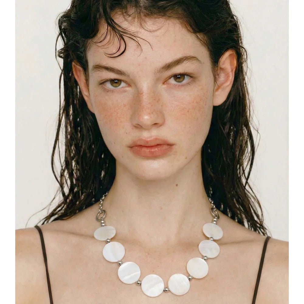 Shell geometric chain necklace in gold-plated stainless steel with shell.
