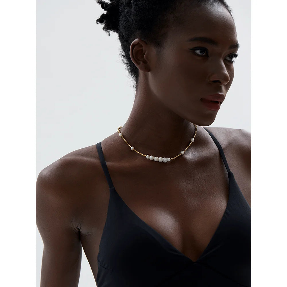 Freshwater pearl geometric necklace in gold-plated stainless steel with freshwater pearl.