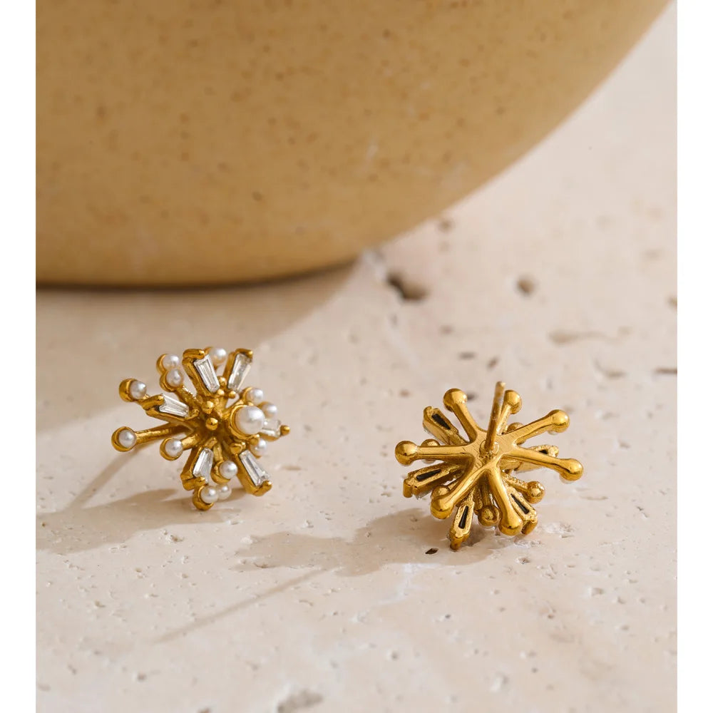 Cubic zirconia pearl flower earrings in gold-plated stainless steel with pearl and cubic zirconia.