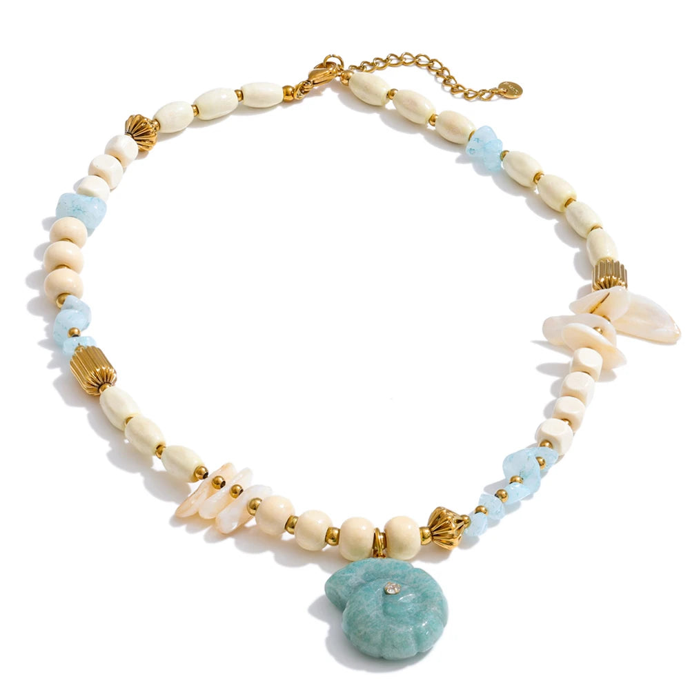 Shell natural stone beaded necklace in gold-plated stainless steel with natural stone and shell.