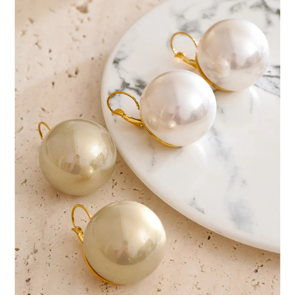 Pearl geometric earrings in gold-plated stainless steel with pearl.