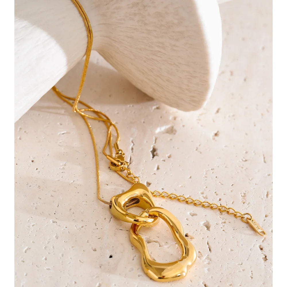 Geometric necklace in gold-plated stainless steel.