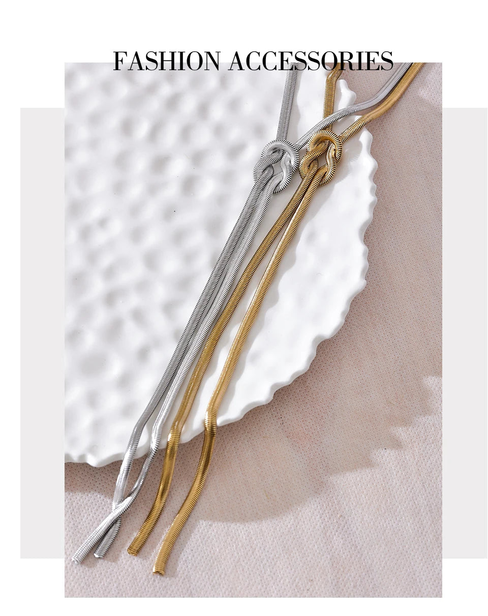 Snake geometric chain necklace in gold-plated stainless steel.