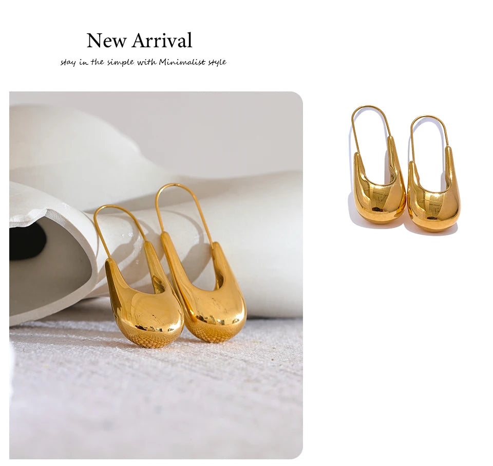 Geometric earrings in gold-plated stainless steel.