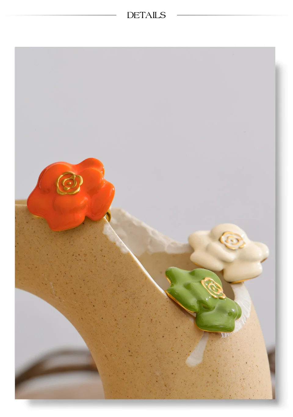 White enamel flower ring in 18K gold-plated stainless steel with enamel.