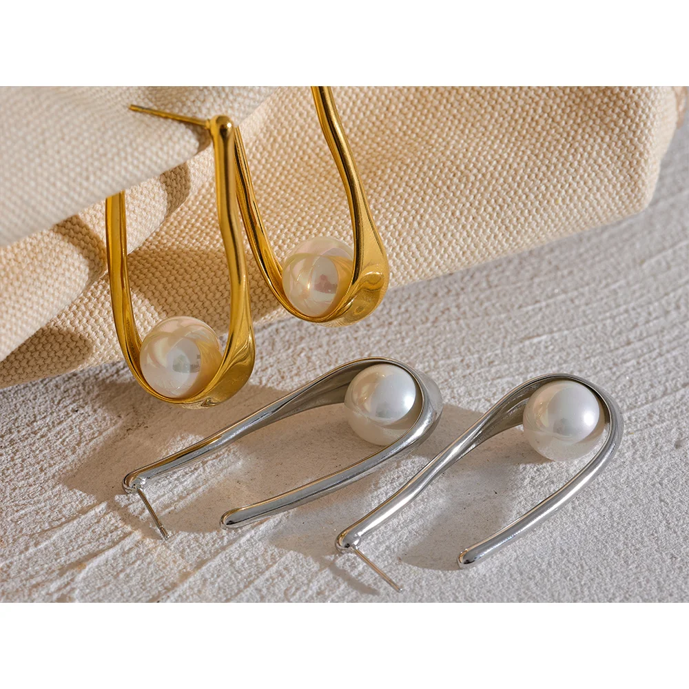 Pearl minimalist geometric earrings in gold-plated stainless steel with pearl.