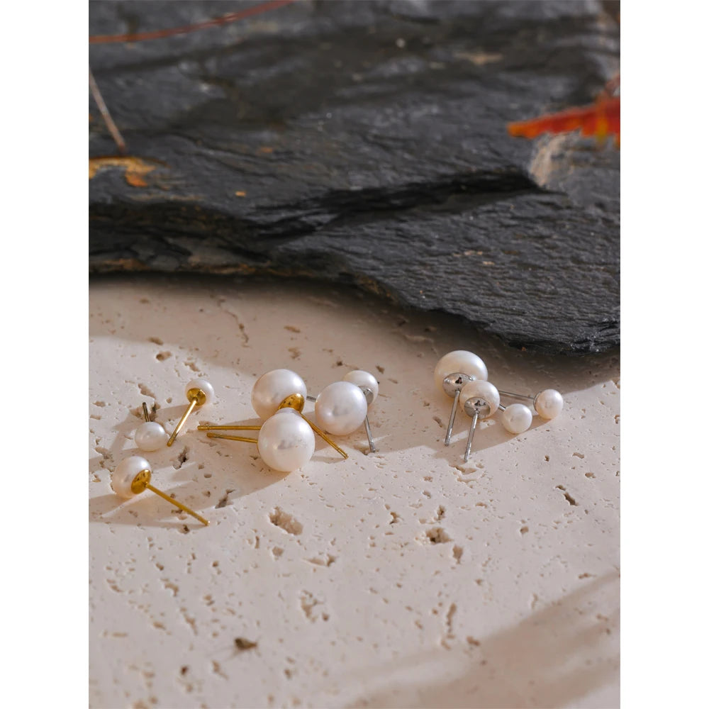 Freshwater pearl geometric earrings in gold-plated stainless steel with freshwater pearl.