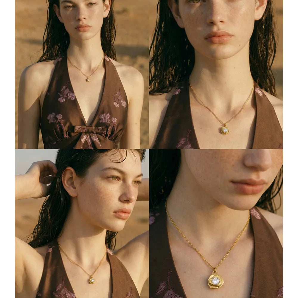 Cubic zirconia flower necklace in gold-plated stainless steel with cubic zirconia.