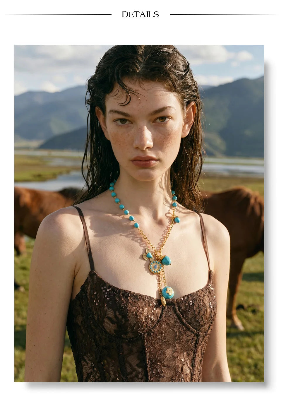 Natural stone flower geometric necklace in gold-plated stainless steel with natural stone.