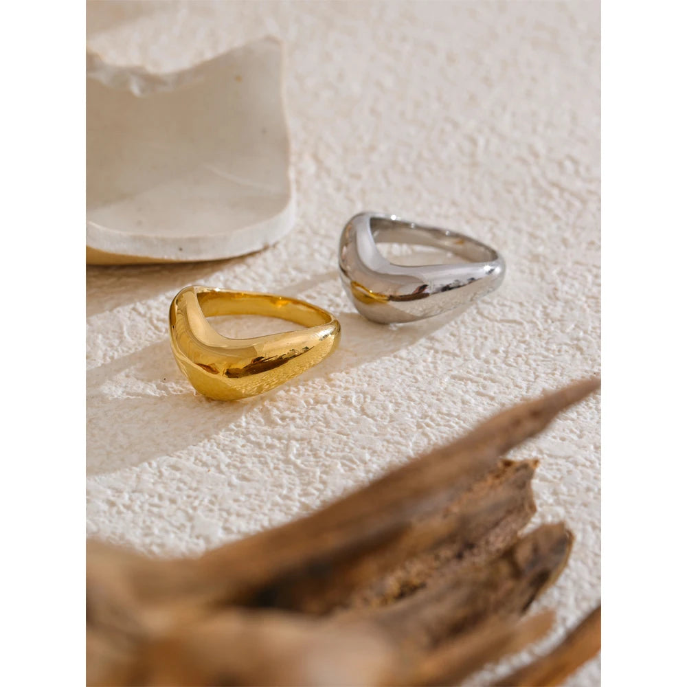 Minimalist geometric ring in 18K gold-plated stainless steel.
