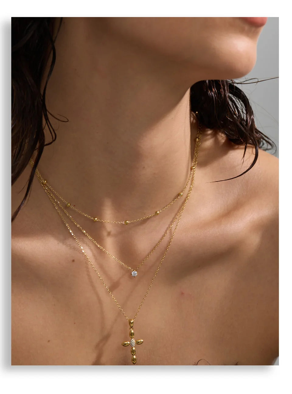 Cubic zirconia cross chain necklace in gold-plated stainless steel with cubic zirconia.