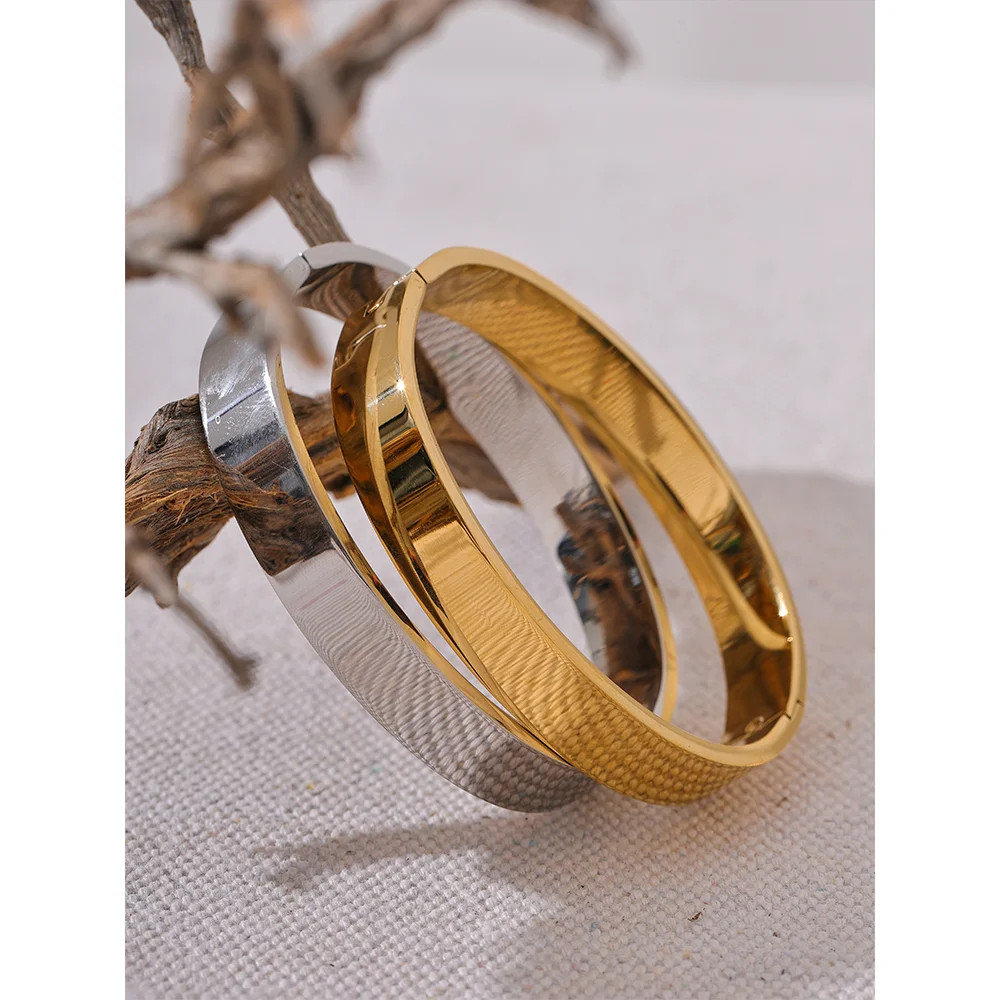 Geometric bracelet in gold-plated stainless steel.