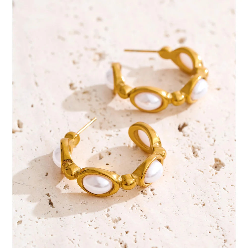Pearl geometric earrings in gold-plated stainless steel with pearl.