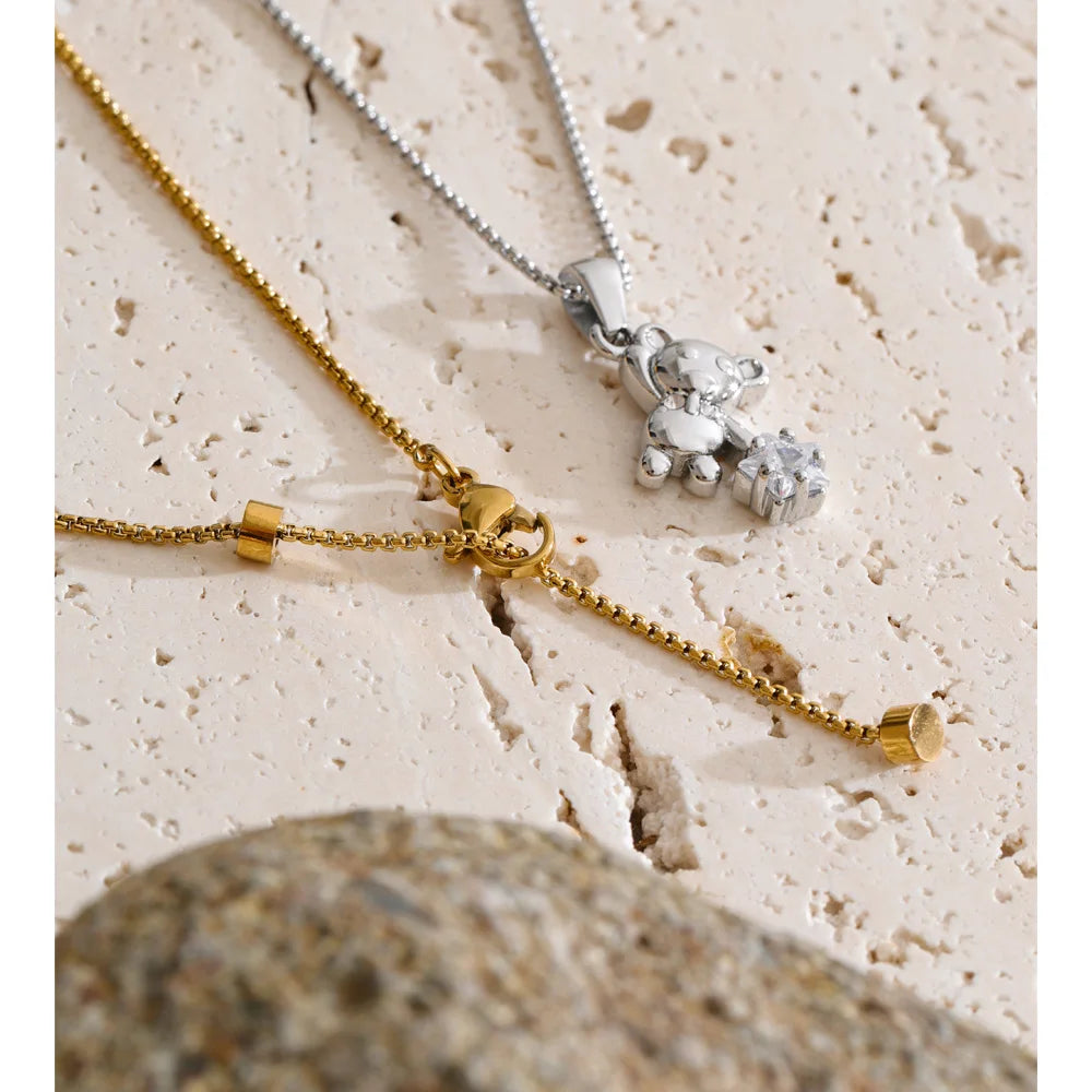 Cubic zirconia star geometric necklace in gold-plated stainless steel with cubic zirconia.