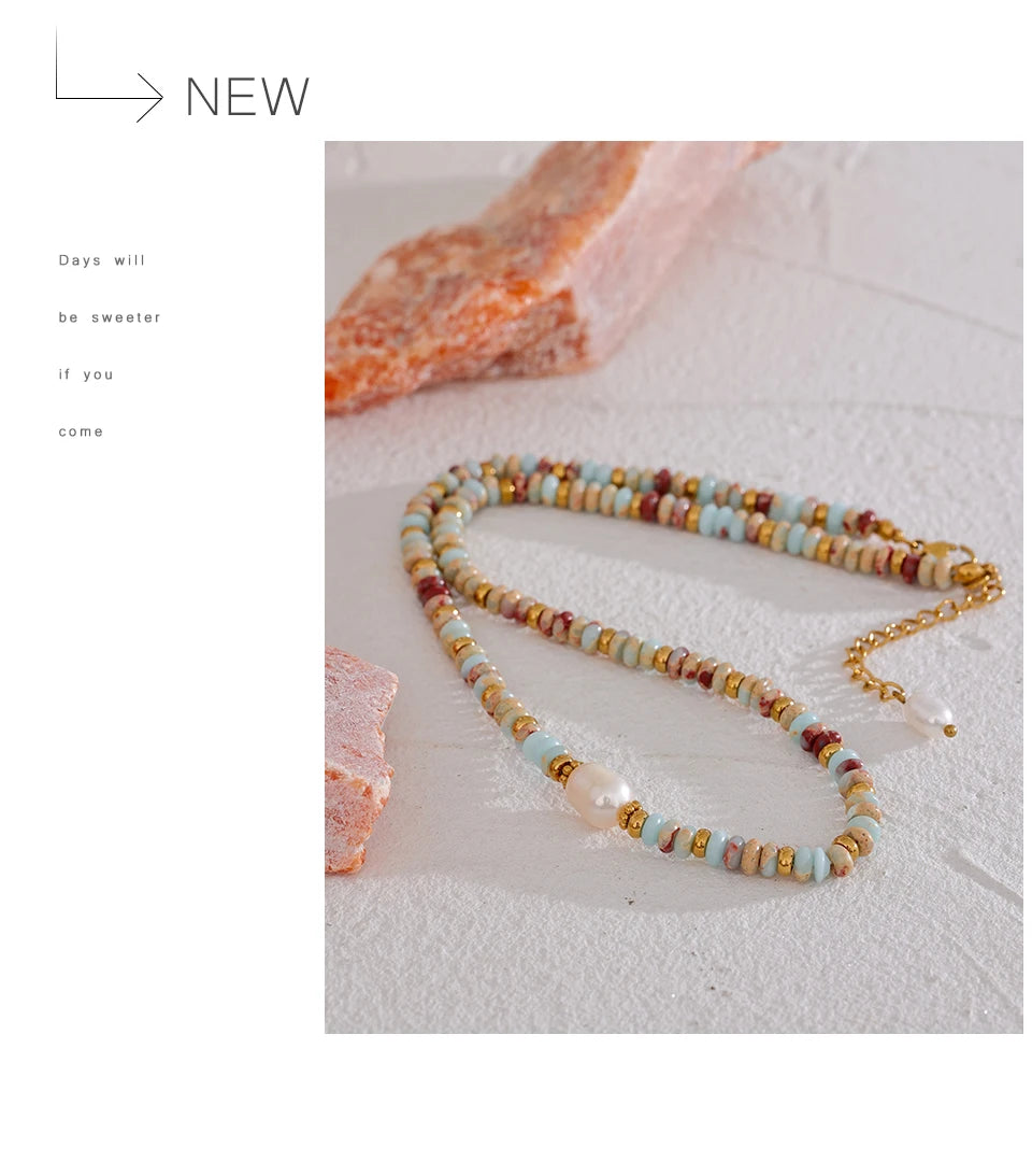 Freshwater pearl natural stone geometric necklace in gold-plated stainless steel with freshwater pearl and natural stone.