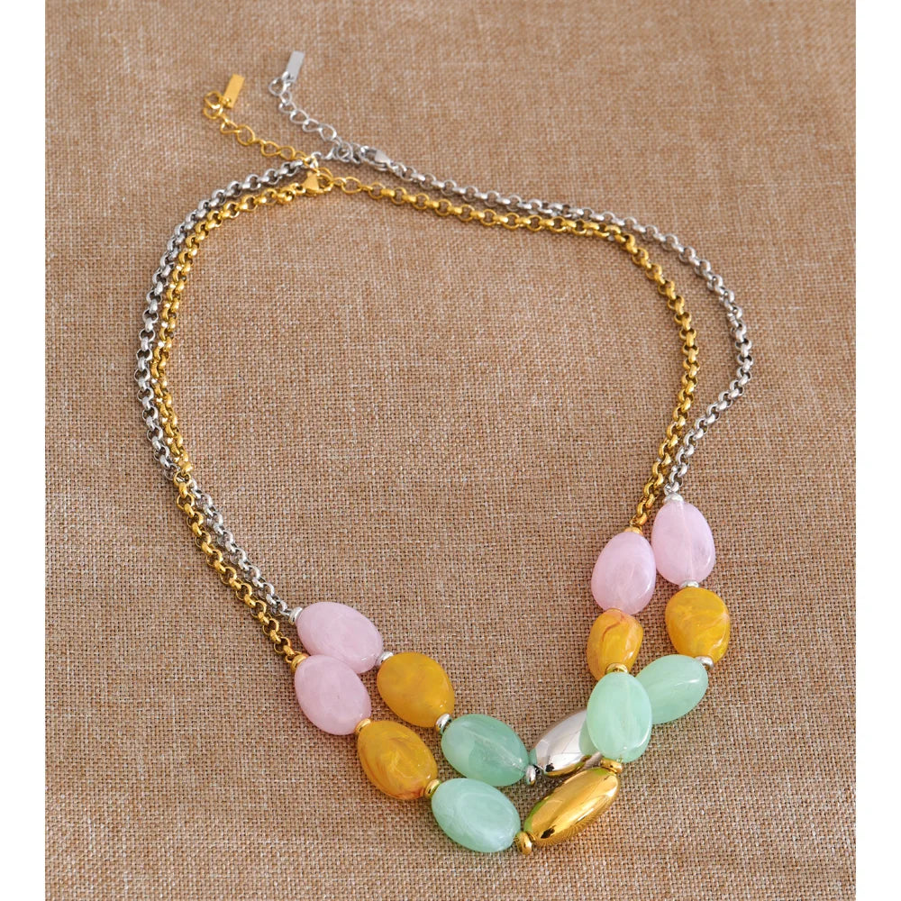 Resin natural stone geometric necklace in gold-plated stainless steel with natural stone and resin.