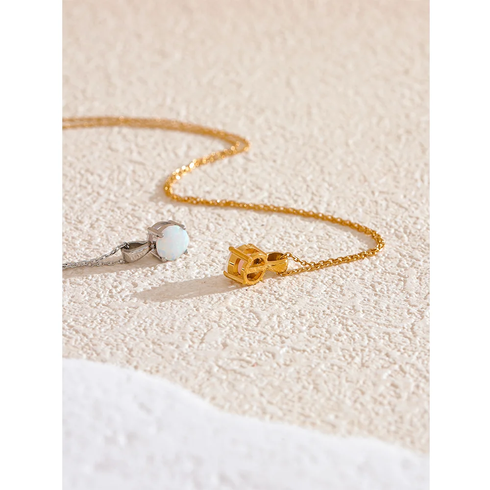 Natural stone geometric necklace in gold-plated stainless steel with natural stone.