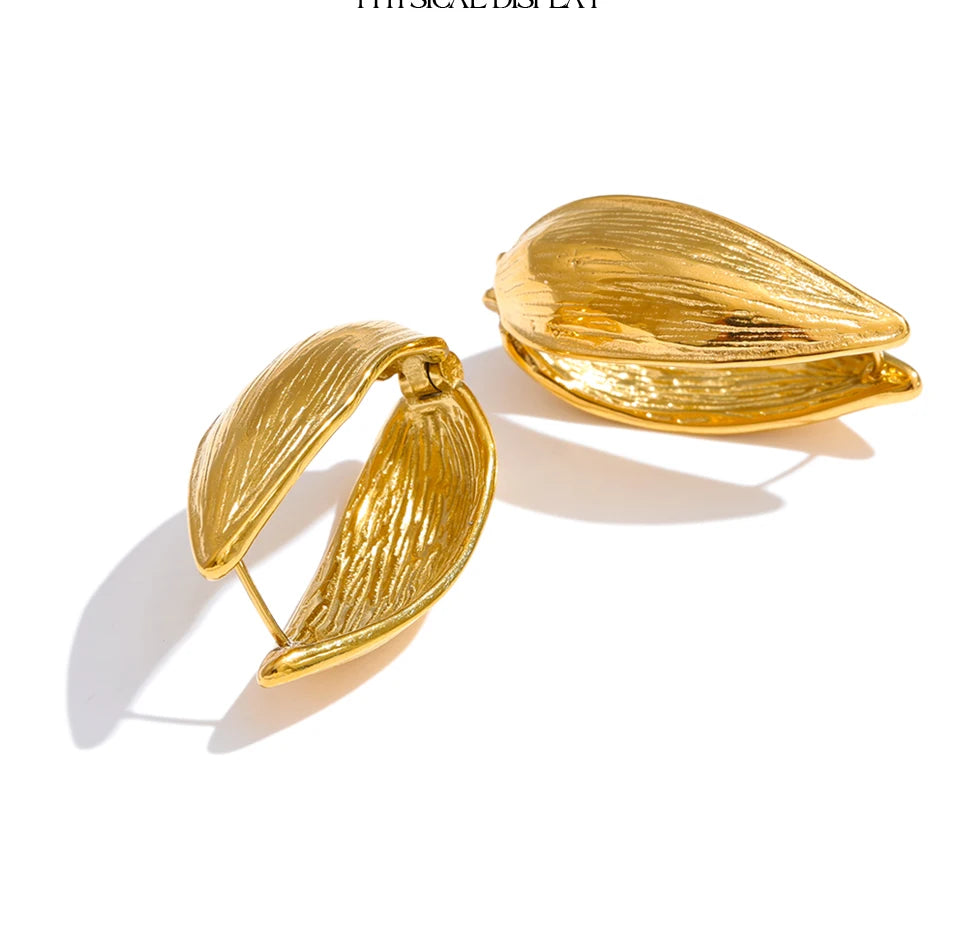 Geometric earrings in gold-plated stainless steel.