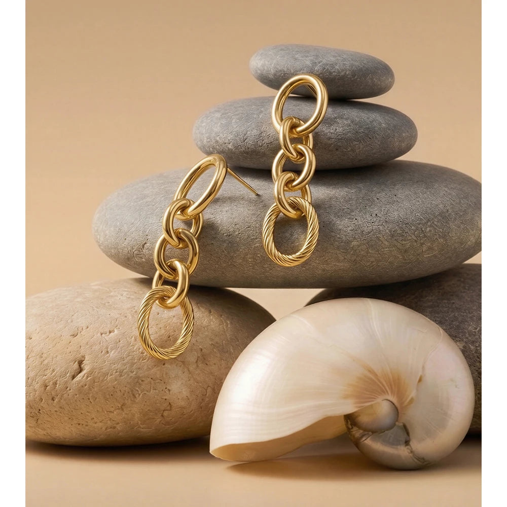 Geometric layered earrings in gold-plated stainless steel.