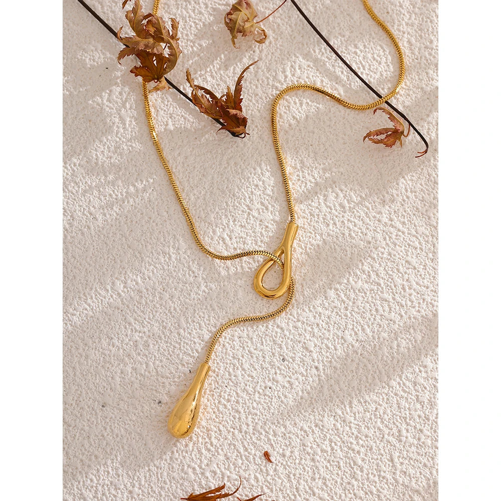 Geometric chain necklace in gold-plated 316L stainless steel.