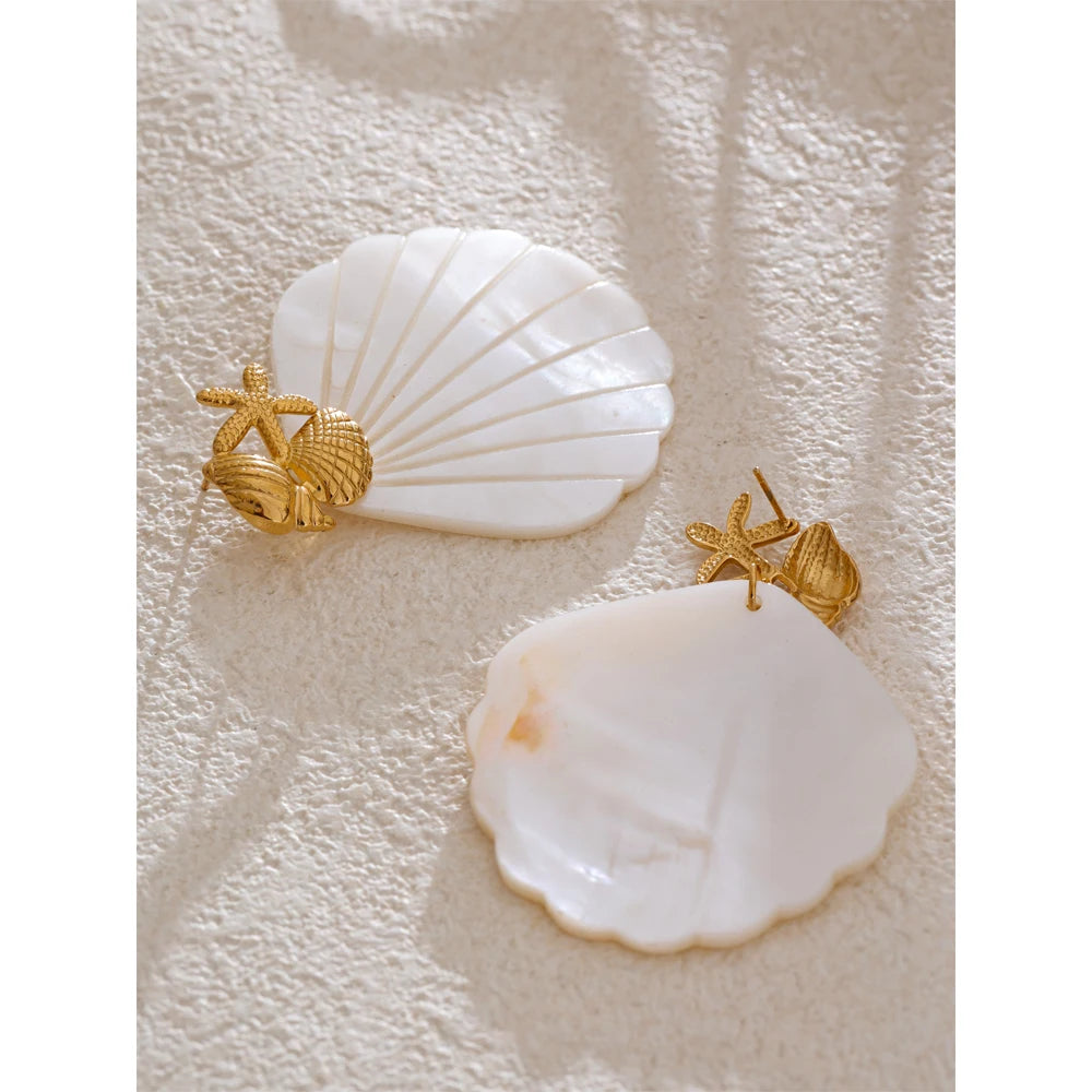 Shell star geometric earrings in gold-plated stainless steel with shell.